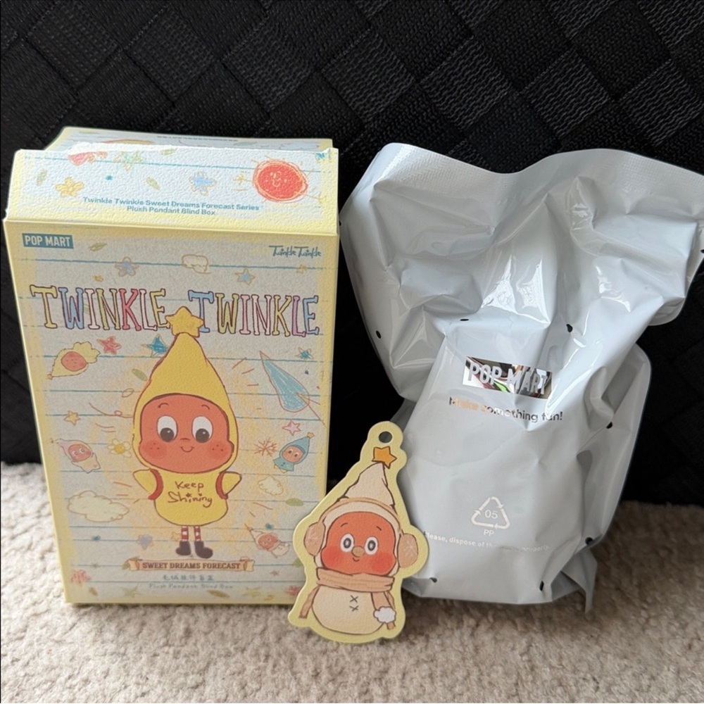 Pop Mart- Twinkle Twinkle Sweet Dream Forecast Series, HUG FROM SNOWMAN